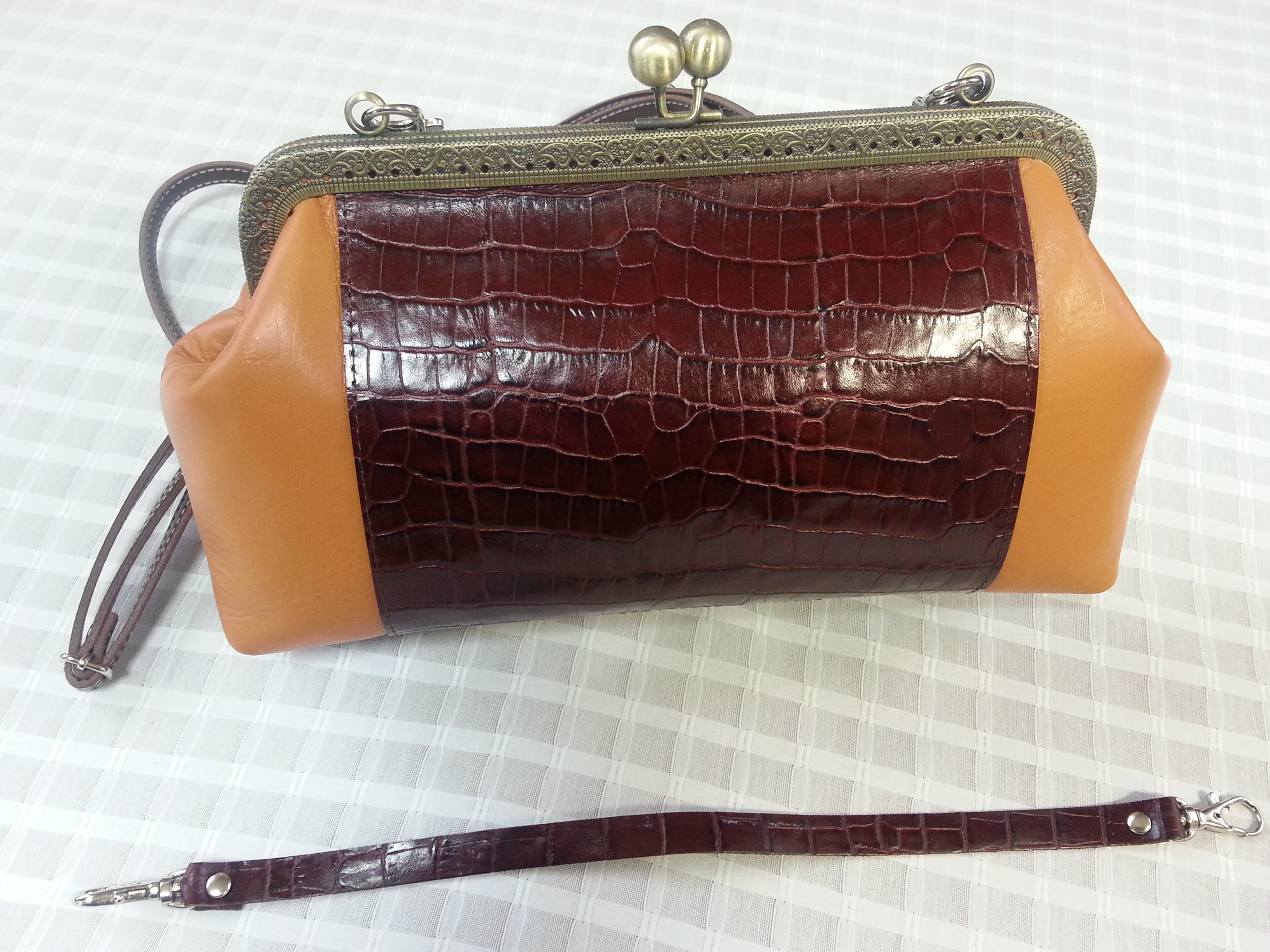 お値下げしました。 本革口金お財布ポシェット。