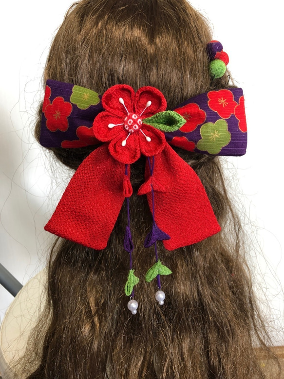 紫と赤色の梅リボンの髪飾りセット（卒業式・袴・ちりめん細工） 1枚目の画像