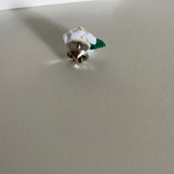 白い椿のタックピン（ブローチ・ちりめん細工） 4枚目の画像