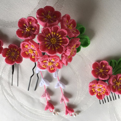 濃いピンクの小花の髪飾りセット（かんざし・コーム・Uピン・ちりめん細工） 5枚目の画像