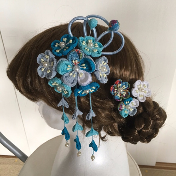 グラデーションブルーの桜の髪飾り（かんざし・Uピン・ちりめん細工・七五三・成人式） 2枚目の画像