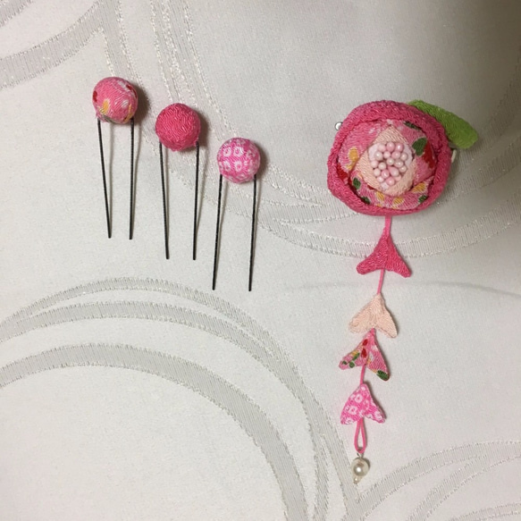 ピンクの薔薇とこてまりUピン髪飾りセット（七五三・成人式・ちりめん細工） 3枚目の画像