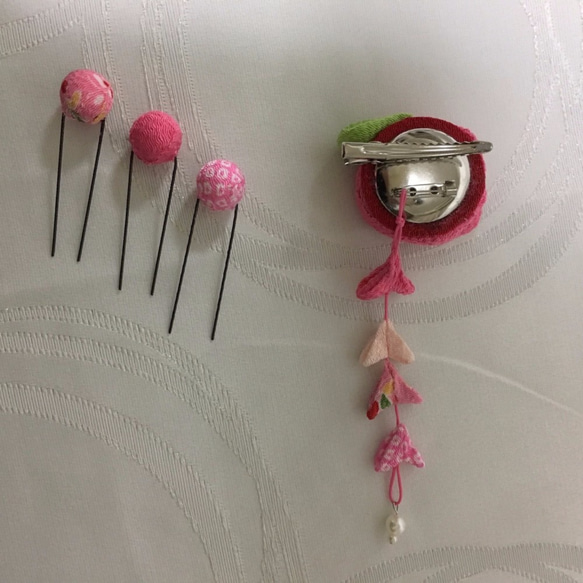 ピンクの薔薇とこてまりUピン髪飾りセット（七五三・成人式・ちりめん細工） 4枚目の画像