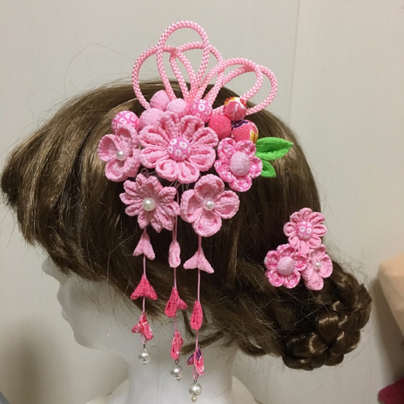 淡いピンクのこてまりの髪飾りセット2（成人式・七五三・ちりめん細工） 1枚目の画像