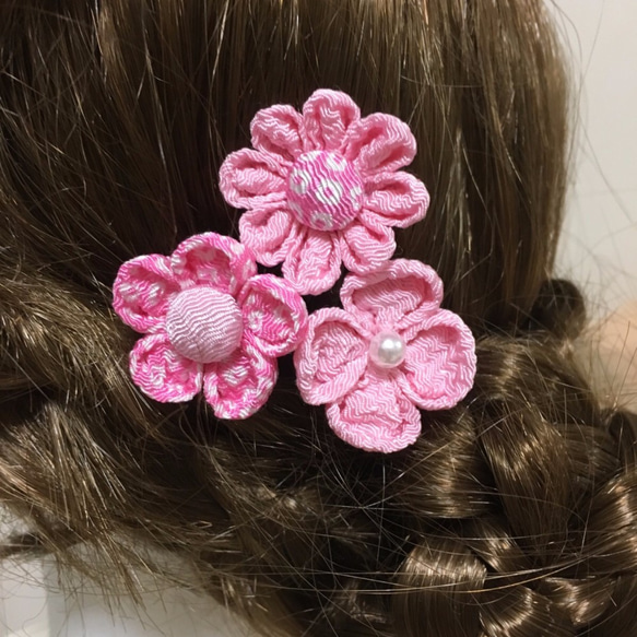 淡いピンクのこてまりの髪飾りセット2（成人式・七五三・ちりめん細工） 2枚目の画像