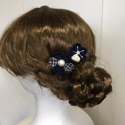 紺のお花の髪飾りと帯留めセット（和装・つまみ細工） 2枚目の画像