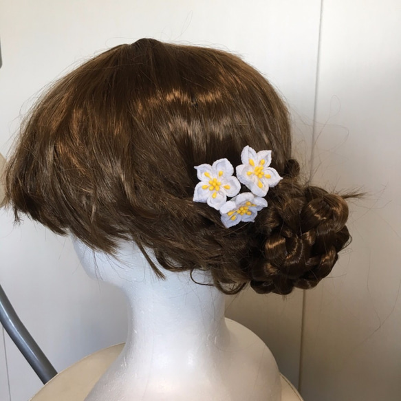 白い小花の髪飾り（お正月・和装・ちりめん細工・） 1枚目の画像