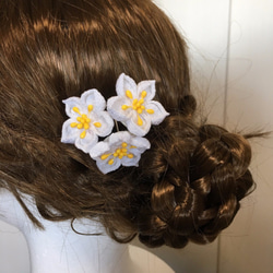 白い小花の髪飾り（お正月・和装・ちりめん細工・） 2枚目の画像