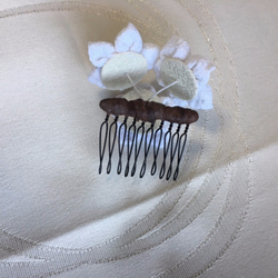 白い小花の髪飾り（お正月・和装・ちりめん細工・） 5枚目の画像