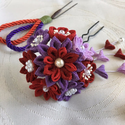 赤と紫の剣花の髪飾りセット（成人式・卒業式・ちりめん細工） 3枚目の画像