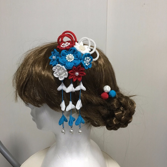 青と赤と白の小花の髪飾りセット（成人式・卒業式・ちりめん細工） 1枚目の画像