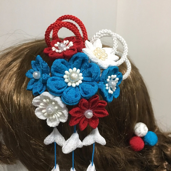 青と赤と白の小花の髪飾りセット（成人式・卒業式・ちりめん細工） 2枚目の画像