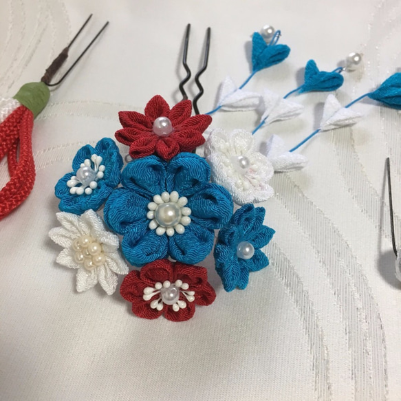 青と赤と白の小花の髪飾りセット（成人式・卒業式・ちりめん細工） 3枚目の画像