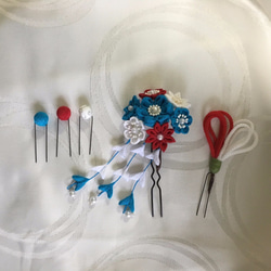 青と赤と白の小花の髪飾りセット（成人式・卒業式・ちりめん細工） 4枚目の画像