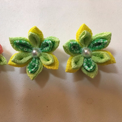 【k*mano様専用】晩春の小花のブローチと黄緑の花のブローチ４こセット（ちりめん細工） 3枚目の画像