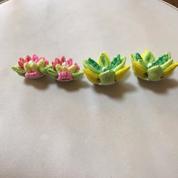 【k*mano様専用】晩春の小花のブローチと黄緑の花のブローチ４こセット（ちりめん細工） 5枚目の画像