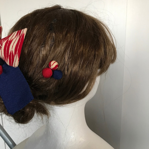 赤と紺の矢がすりリボンの髪飾りセット（卒業式・袴・ちりめん細工） 2枚目の画像