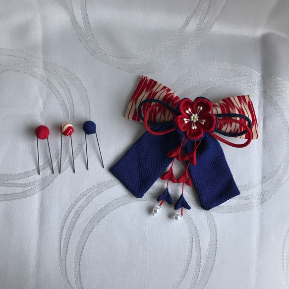 赤と紺の矢がすりリボンの髪飾りセット（卒業式・袴・ちりめん細工） 4枚目の画像