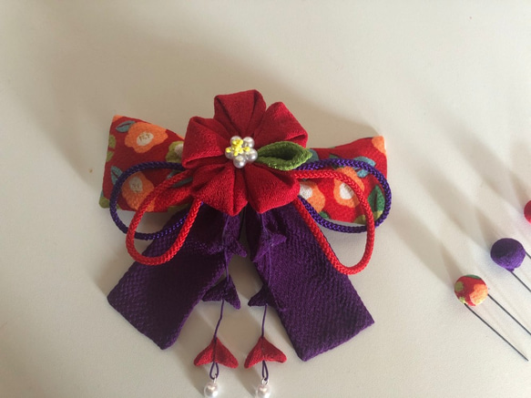 赤と紫の椿のリボンの髪飾りセット２（卒業式・袴・ちりめん細工） 2枚目の画像