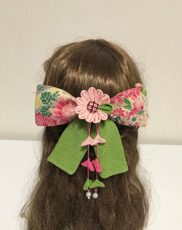 黄緑と淡いピンクマーガレット花のリボンの髪飾りセット（卒業式・袴・ちりめん細工） 1枚目の画像