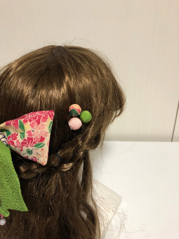 黄緑と淡いピンクマーガレット花のリボンの髪飾りセット（卒業式・袴・ちりめん細工） 2枚目の画像