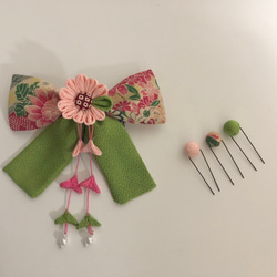黄緑と淡いピンクマーガレット花のリボンの髪飾りセット（卒業式・袴・ちりめん細工） 3枚目の画像