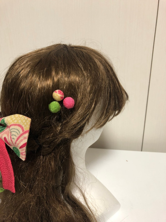 ピンクのマーガレット花のリボンの髪飾りセット（卒業式・袴・ちりめん細工） 2枚目の画像
