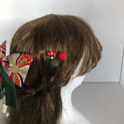 赤と深緑の古典柄リボンの髪飾りセット16（卒業式・袴・ちりめん細工） 2枚目の画像