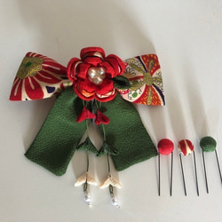 赤と深緑の古典柄リボンの髪飾りセット16（卒業式・袴・ちりめん細工） 4枚目の画像