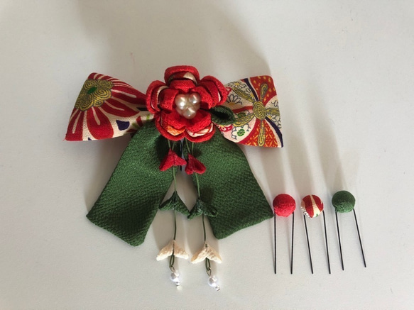 赤と深緑の古典柄リボンの髪飾りセット16（卒業式・袴・ちりめん細工） 4枚目の画像