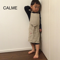 再販 CALME リネン100%イニシャル刺繍入りナチュラル親子エプロン キッズサイズ〈受注生産〉 1枚目の画像