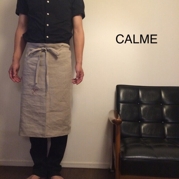 再販 CALME リネン100%イニシャル刺繍入りカフェエプロン 男女兼用〈受注生産〉 1枚目の画像