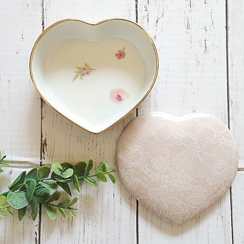 ロココ花柄レースのアクセサリートレイと ロココなレース装飾の円形