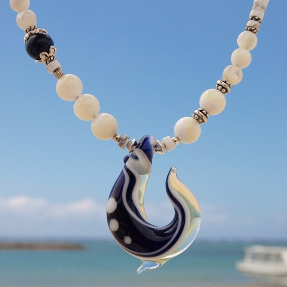 ガラスフィッシュフック 白蝶貝ネックレス イルカモデル ネックレス  