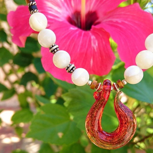 ガラスフィッシュフック 白蝶貝ネックレス 石垣島サンセットレッド  