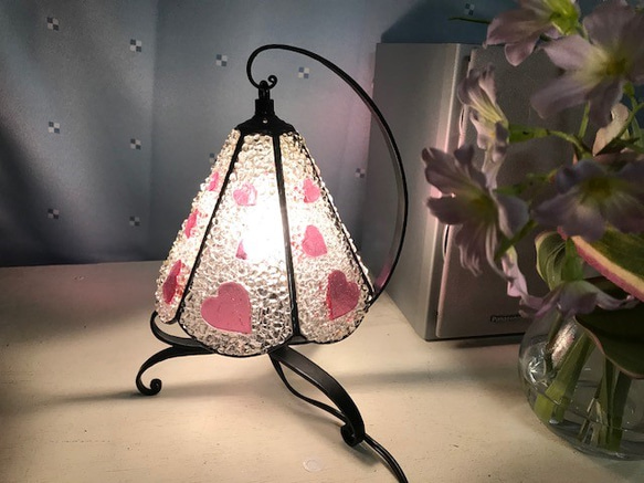 ステンドグラス 卓上ランプ ハートのランプ 照明 フュージング 2枚目の画像
