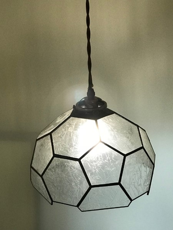 【燈飾】彩色玻璃足球吊墜燈光清晰 第4張的照片