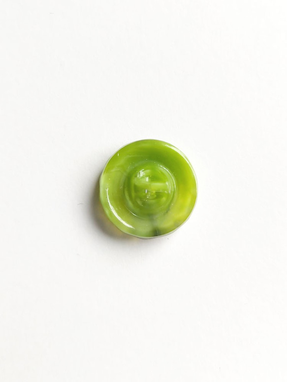 ミルシュカ 黄緑色｜チェコ Vintageガラスボタン 13mm 1個  Nr.cz238 5枚目の画像