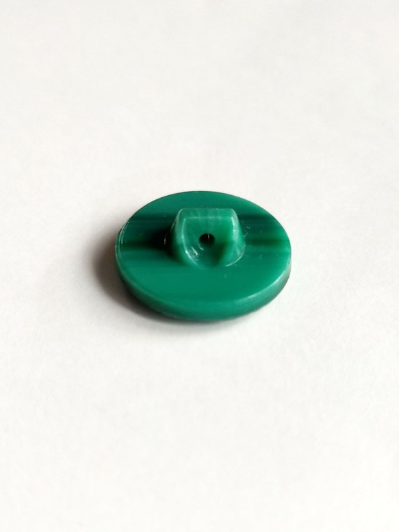 ダーシャ 深緑色｜チェコ Vintageガラスボタン 18mm 1個  Nr.cz269 3枚目の画像