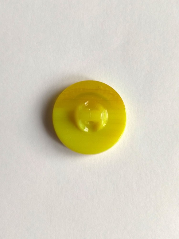 ダーシャ 黄色｜チェコ Vintageガラスボタン 18mm 1個  Nr.cz270 3枚目の画像