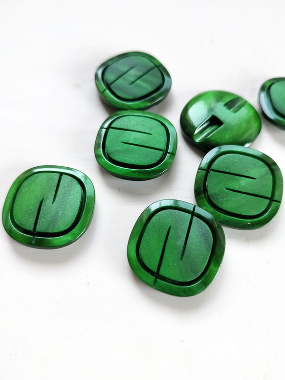 ブノワト 緑｜ヴィンテージボタン 20mm 1個（日本製デッドストック）Nr.rb086 1枚目の画像