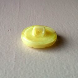 アンジェラ 黄色｜チェコ Vintageガラスボタン 18mm 1個  Nr.cz046 4枚目の画像