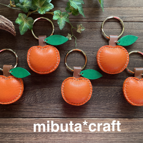 オレンジのりんごちゃんキーホルダー 名入れ無料 キーホルダー mibuta