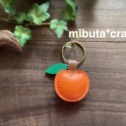オレンジのりんごちゃんキーホルダー 名入れ無料 キーホルダー mibuta