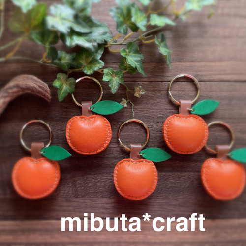 オレンジのりんごちゃんキーホルダー 名入れ無料 キーホルダー mibuta