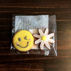 ニコちゃんとお花　アイシングクッキー 1枚目の画像