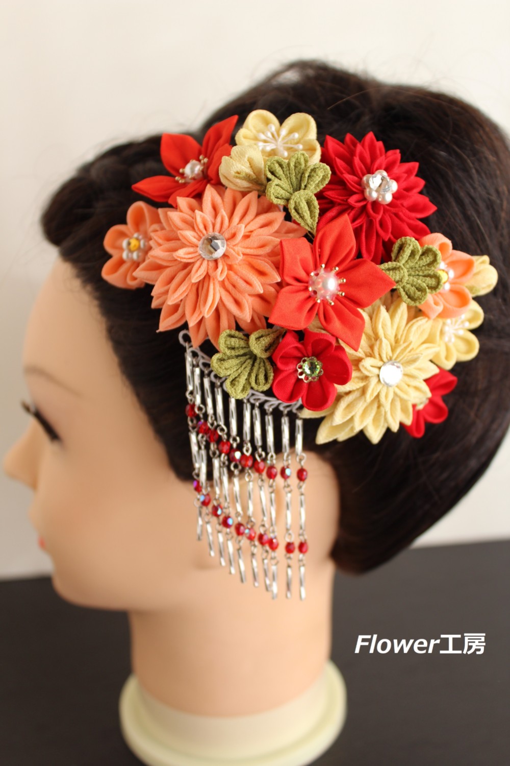 茜系色の花たち ビーズ下がり付き　つまみ細工