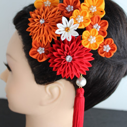 再販・赤と橙色の大輪菊の髪飾りコットンパール×タッセル付き　5点セット 2枚目の画像