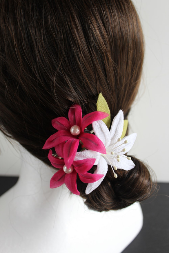 ユリとオーガンジー小花のコサージュ　（髪飾り兼） 3枚目の画像
