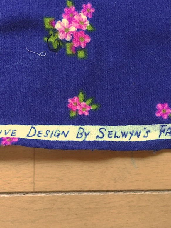 ビンテージ古布はぎれ  SELWYN'S FABRICS 花柄  ◎検索◎レトロ、フラワー、ブルー、イングリッシュ 3枚目の画像